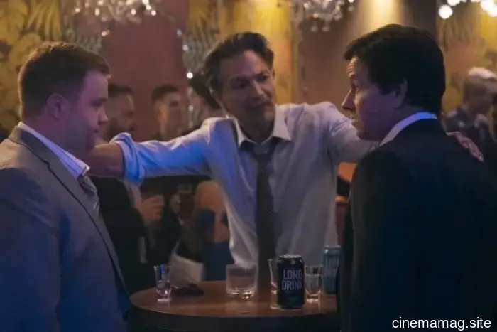 Mark Wahlberg y Paul Walter Hauser hacen un desastre en el tráiler de la nueva comedia de Peter Farrelly.