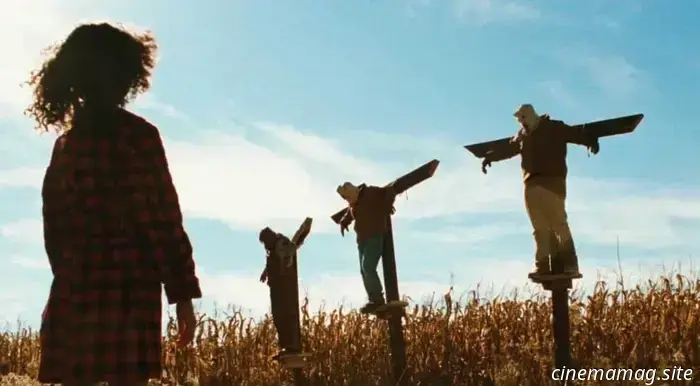 Una giovane ragazza viene seguita in un misterioso campo di mais nel trailer di The Rows