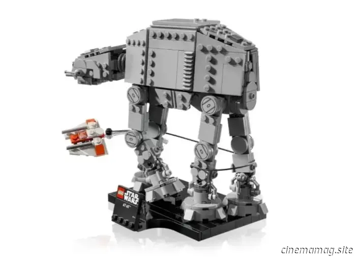 Компания LEGO официально представила три новых дополнения к теме LEGO Star Wars на зиму 2026 года: среднемасштабный шагоход AT‑AT из фильма «Звёздные войны: Эпизод V — Империя наносит ответный удар» и атакующий крейсер класса Venator из «Звёздные войны: Эпизод III — Месть ситхов», а также собираемую модель очаровательного астромеха BB‑8 из «Звёздные войны: Пробуждение силы»; смотрите промоизображения и подробности здесь…

Принесите драму Сражения на Хоте в свой дом с этим динамичным набором для сборки AT‑AT для взрослых (75440). Воссоздайте аутентичные детали культового шагохода AT‑AT, развернутого наземными войсками Галактической Империи. Добавьте сноуспидер Повстанцев в полёте, обматывающий свой буксировочный трос вокруг ног AT‑AT, как в захватывающей сцене из «Империи наносит ответный удар». Наслаждайтесь приятным временем, погружаясь в эту ностальгическую и вознаграждающую сборку, и выставьте свою работу на подставке с табличкой с названием.
Отличное угощение для себя или подарок другим взрослым фанатам и коллекционерам, этот набор дополняет среднемасштабные собираемые модели в Коллекции Звёздолётов LEGO® Star Wars™.
Стройте умнее с приложением LEGO Builder — увеличивайте, вращайте в 3D, отслеживайте прогресс и следуйте пошаговым цифровым инструкциям. В наборе 525 деталей.
НАБОР ДЛЯ ВЗРОСЛЫХ – Станьте свидетелем действий Сражения на Хоте из «Звёздные войны: Империя наносит ответный удар» с этим среднемасштабным модельным набором LEGO® Star Wars™ для сборки и демонстрации шагохода AT‑AT (75440) и сноуспидера
ПЕРЕДАЙТЕ ДРАМУ – Создайте динамичную сцену из кирпичиков LEGO®, где сноуспидер обматывает свой буксировочный трос вокруг ног AT‑AT, пытаясь его опрокинуть
РАЗРАБОТАН ДЛЯ ДЕМОНСТРАЦИИ – Покажите своё творение на собираемой подставке с табличкой
РАСШИРЬТЕ КОЛЛЕКЦИЮ – Этот коллекционный набор дополняет ассортимент среднемасштабных собираемых моделей культовых звёздолётов LEGO® Star Wars™
ПОДАРОК ДЛЯ ВЗРОСЛЫХ ФАНАТОВ – Побалуйте себя или подарите этот набор LEGO® творческому другу, который любит классическую трилогию Star Wars™
3D ИНСТРУКЦИИ ДЛЯ СБОРКИ – Приготовьтесь собирать как никогда раньше с приложением LEGO® Builder, где можно сохранять наборы, отслеживать прогресс, увеличивать и вращать модель с помощью 3D‑инструкций
ИЗ ГАЛАКТИКИ ДАЛЁКО, ДАЛЁКОЙ — В ВАШ ДОМ – Коллекционные наборы LEGO® Star Wars™ для взрослых созданы для людей, которые любят творческую деятельность руками, чтобы расслабиться и восстановить силы
РАЗМЕРЫ – AT‑AT в этом наборе из 525 деталей имеет высоту более 6,5 дюйма (17 см), длину 7,5 дюйма (19 см) и ширину 4,5 дюйма (11 см) и станет эффектным украшением рабочего стола

Продемонстрируйте обтекаемый дизайн атакующего крейсера класса Venator с этим набором для сборки модели звёздолёта (75441). Используйте кирпичики LEGO®, чтобы воссоздать характерный силуэт и аутентичные детали одного из самых универсальных кораблей флота Галактической Республики. Переживите сцены из «Звёздные войны: Месть ситхов», погрузившись в эту сложную и вознаграждающую сборку. Гордо выставьте впечатляющий Атакующий крейсер на собираемой подставке с табличкой с названием.
В составе среднемасштабной Коллекции звёздолётов LEGO Star Wars™ этот набор станет отличным подарком для вас или других взрослых поклонников приквелов.
Наслаждайтесь расширенными возможностями сборки с приложением LEGO Builder — увеличение и вращение с 3D‑инструкциями, сохранение и отслеживание прогресса — всё в приложении. В наборе 643 детали.
НАБОР ДЛЯ СБОРКИ МОДЕЛИ ЗВЁЗДОЛЁТА – Постройте и выставьте среднемасштабную модель атакующего крейсера класса Venator (75441), как в «Звёздные войны: Месть ситхов»
АУТЕНТИЧНЫЕ ДЕТАЛИ – Передайте обтекаемый силуэт и характерные отметки культового крейсера класса Venator с помощью кирпичиков LEGO®
РАЗРАБОТАН ДЛЯ ДЕМОНСТРАЦИИ – Покажите своё творение на собираемой подставке с табличкой, и поднимите верхнюю секцию, чтобы открыть ангар
РАСШИРЬТЕ КОЛЛЕКЦИЮ – Этот набор является частью коллекционной серии среднемасштабных собираемых моделей культовых звёздолётов Star Wars™
ПОДАРОК ДЛЯ ВЗРОСЛЫХ – Побалуйте себя или подарите этот набор LEGO® другому фанату приквелов Star Wars™ или любому коллекционеру LEGO Star Wars
3D ИНСТРУКЦИИ ДЛЯ СБОРКИ – С приложением LEGO® Builder вы можете собирать модели, используя 3D‑инструкции, отслеживать прогресс и сохранять все свои наборы в приложении
ИЗ ГАЛАКТИКИ ДАЛЁКО, ДАЛЁКОЙ — В ВАШ ДОМ – Коллекционные наборы LEGO® Star Wars™ для взрослых (продаются отдельно) созданы для людей, которые любят ручную, вдумчивую творческую деятельность для расслабления
РАЗМЕРЫ – Эта собираемая модель Звёздного Разрушителя из 643 деталей имеет высоту более 6 дюймов (15 см), длину 12 дюймов (31 см) и ширину 6 дюймов (16 см) и станет эффектным элементом декора

Добавьте максимум милоты с этим головокружительным набором LEGO® Star Wars™ — BB‑8™ Астромех для детей. Используйте кирпичики LEGO, чтобы передать аутентичные детали культового дроида, как в «Звёздные войны: Пробуждение силы». Катайте BB‑8 по ровной поверхности, и его голова будет вращаться в разных направлениях. Откройте люк на корпусе BB‑8, чтобы увидеть «горелочный» манипулятор, подобный тому, которым он показал Финну «палец вверх».
Разместите собираемую модель рядом с информационной табличкой BB‑8 и фигуркой BB‑8 стандартного размера, чтобы создать милый декор Star Wars, который вызовет улыбку у любого фаната.
Этот игровой конструктор станет отличным подарком для детей — мальчиков и девочек — от 10 лет и старше. Они также могут наслаждаться интуитивной сборкой с помощью приложения LEGO Builder, увеличивая и вращая в 3D, сохраняя и отслеживая прогресс — всё в приложении. В наборе 569 деталей.
ДЕКОР STAR WARS™ – Создайте игривую витрину с этим набором LEGO® для сборки дроида‑астромеха BB‑8 (75452) для детей от 10 лет
ДИНАМИЧНАЯ ДЕМОНСТРАЦИЯ – Катайте BB‑8 по ровной поверхности, чтобы его голова автоматически вращалась в произвольных направлениях
СКРЫТАЯ ФУНКЦИЯ – Откройте люк на корпусе BB‑8, чтобы увидеть «горелочный» манипулятор, похожий на тот, которым он сделал Финну «палец вверх» в «Пробуждении силы»
ФИГУРКА BB‑8 LEGO® – Выставьте основную собираемую модель вместе с информационной табличкой BB‑8 и фигуркой BB‑8 стандартного размера
ПОДАРОК ДЛЯ ДЕТЕЙ – Этот игровой набор станет милым подарком для мальчиков, девочек и всех поклонников LEGO® Star Wars™ от 10 лет и старше
ЦИФРОВЫЕ ИНСТРУКЦИИ ДЛЯ СБОРКИ – Приложение LEGO® Builder проведёт вашего ребёнка по увлекательному пути сборки, позволяя увеличивать и вращать наборы с помощью 3D‑инструкций, а также сохранять и отслеживать прогресс
ВСТРЕТЬТЕ БОЛЬШЕ ДРОИДОВ – BB‑8 соответствует масштабу с R2‑D2™ (75379), C‑3PO (75398) и другими собираемыми дроидами LEGO® Star Wars™, все продаются отдельно
РАЗМЕРЫ – Фигурка BB‑8 в этом наборе из 569 деталей имеет высоту более 3,5 дюйма (9 см)