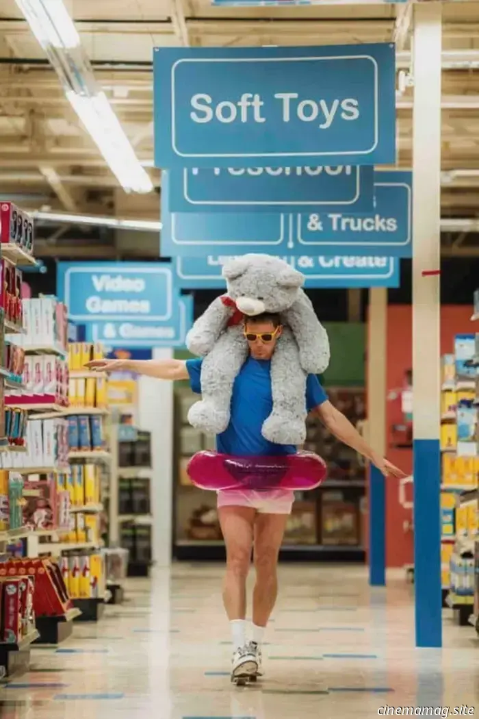 The initial trailer for the crime comedy Roofman featuring Channing Tatum has been released.