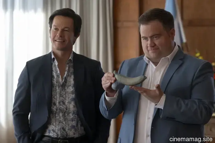 Mark Wahlberg y Paul Walter Hauser hacen un desastre en el tráiler de la nueva comedia de Peter Farrelly.