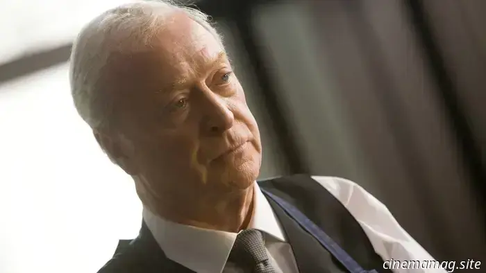 Michael Caine nel ruolo di Alfred Pennyworth, il maggiordomo più grande del mondo, nella trilogia del Cavaliere Oscuro