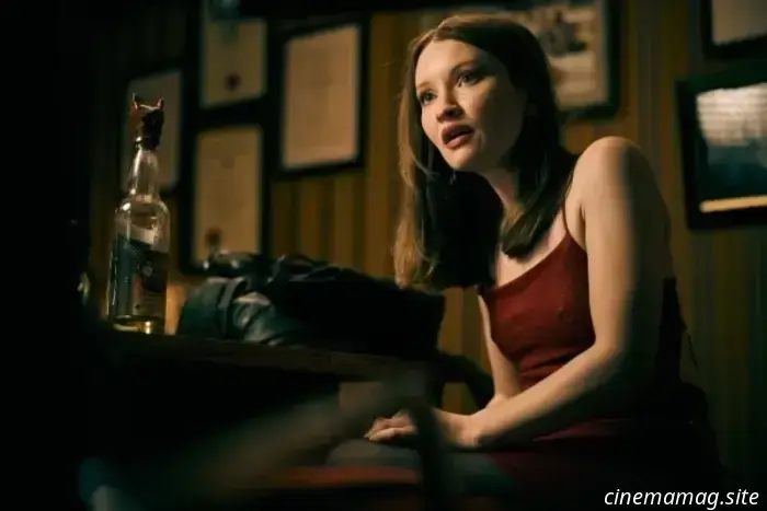 Emily Browning è la protagonista di 'One More Shot' nel trailer della commedia sul loop temporale