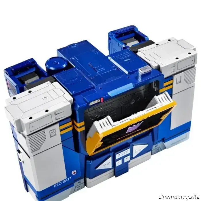 Soundwave is now part of Hasbro and Robosen's collection of auto-converting Transformers.