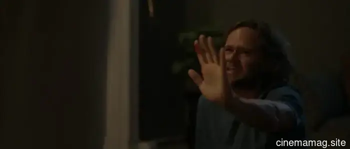 Джессика Ротhe попадает в еще один кошмарный цикл в трейлере научно-фантастического хоррора «Привязанность»