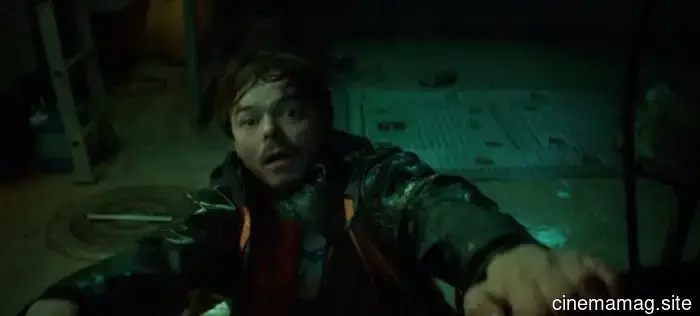 Josh Hartnett, Charlie Heaton e Mackenzie Davis cacciano una creatura marina nel trailer di Below di Netflix.