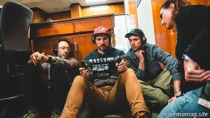 Il regista di «Violent Ends», John Michael-Powell, nel suo primo giorno di riprese