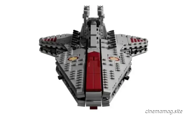 Компания LEGO официально представила три новых дополнения к теме LEGO Star Wars на зиму 2026 года: среднемасштабный шагоход AT‑AT из фильма «Звёздные войны: Эпизод V — Империя наносит ответный удар» и атакующий крейсер класса Venator из «Звёздные войны: Эпизод III — Месть ситхов», а также собираемую модель очаровательного астромеха BB‑8 из «Звёздные войны: Пробуждение силы»; смотрите промоизображения и подробности здесь…

Принесите драму Сражения на Хоте в свой дом с этим динамичным набором для сборки AT‑AT для взрослых (75440). Воссоздайте аутентичные детали культового шагохода AT‑AT, развернутого наземными войсками Галактической Империи. Добавьте сноуспидер Повстанцев в полёте, обматывающий свой буксировочный трос вокруг ног AT‑AT, как в захватывающей сцене из «Империи наносит ответный удар». Наслаждайтесь приятным временем, погружаясь в эту ностальгическую и вознаграждающую сборку, и выставьте свою работу на подставке с табличкой с названием.
Отличное угощение для себя или подарок другим взрослым фанатам и коллекционерам, этот набор дополняет среднемасштабные собираемые модели в Коллекции Звёздолётов LEGO® Star Wars™.
Стройте умнее с приложением LEGO Builder — увеличивайте, вращайте в 3D, отслеживайте прогресс и следуйте пошаговым цифровым инструкциям. В наборе 525 деталей.
НАБОР ДЛЯ ВЗРОСЛЫХ – Станьте свидетелем действий Сражения на Хоте из «Звёздные войны: Империя наносит ответный удар» с этим среднемасштабным модельным набором LEGO® Star Wars™ для сборки и демонстрации шагохода AT‑AT (75440) и сноуспидера
ПЕРЕДАЙТЕ ДРАМУ – Создайте динамичную сцену из кирпичиков LEGO®, где сноуспидер обматывает свой буксировочный трос вокруг ног AT‑AT, пытаясь его опрокинуть
РАЗРАБОТАН ДЛЯ ДЕМОНСТРАЦИИ – Покажите своё творение на собираемой подставке с табличкой
РАСШИРЬТЕ КОЛЛЕКЦИЮ – Этот коллекционный набор дополняет ассортимент среднемасштабных собираемых моделей культовых звёздолётов LEGO® Star Wars™
ПОДАРОК ДЛЯ ВЗРОСЛЫХ ФАНАТОВ – Побалуйте себя или подарите этот набор LEGO® творческому другу, который любит классическую трилогию Star Wars™
3D ИНСТРУКЦИИ ДЛЯ СБОРКИ – Приготовьтесь собирать как никогда раньше с приложением LEGO® Builder, где можно сохранять наборы, отслеживать прогресс, увеличивать и вращать модель с помощью 3D‑инструкций
ИЗ ГАЛАКТИКИ ДАЛЁКО, ДАЛЁКОЙ — В ВАШ ДОМ – Коллекционные наборы LEGO® Star Wars™ для взрослых созданы для людей, которые любят творческую деятельность руками, чтобы расслабиться и восстановить силы
РАЗМЕРЫ – AT‑AT в этом наборе из 525 деталей имеет высоту более 6,5 дюйма (17 см), длину 7,5 дюйма (19 см) и ширину 4,5 дюйма (11 см) и станет эффектным украшением рабочего стола

Продемонстрируйте обтекаемый дизайн атакующего крейсера класса Venator с этим набором для сборки модели звёздолёта (75441). Используйте кирпичики LEGO®, чтобы воссоздать характерный силуэт и аутентичные детали одного из самых универсальных кораблей флота Галактической Республики. Переживите сцены из «Звёздные войны: Месть ситхов», погрузившись в эту сложную и вознаграждающую сборку. Гордо выставьте впечатляющий Атакующий крейсер на собираемой подставке с табличкой с названием.
В составе среднемасштабной Коллекции звёздолётов LEGO Star Wars™ этот набор станет отличным подарком для вас или других взрослых поклонников приквелов.
Наслаждайтесь расширенными возможностями сборки с приложением LEGO Builder — увеличение и вращение с 3D‑инструкциями, сохранение и отслеживание прогресса — всё в приложении. В наборе 643 детали.
НАБОР ДЛЯ СБОРКИ МОДЕЛИ ЗВЁЗДОЛЁТА – Постройте и выставьте среднемасштабную модель атакующего крейсера класса Venator (75441), как в «Звёздные войны: Месть ситхов»
АУТЕНТИЧНЫЕ ДЕТАЛИ – Передайте обтекаемый силуэт и характерные отметки культового крейсера класса Venator с помощью кирпичиков LEGO®
РАЗРАБОТАН ДЛЯ ДЕМОНСТРАЦИИ – Покажите своё творение на собираемой подставке с табличкой, и поднимите верхнюю секцию, чтобы открыть ангар
РАСШИРЬТЕ КОЛЛЕКЦИЮ – Этот набор является частью коллекционной серии среднемасштабных собираемых моделей культовых звёздолётов Star Wars™
ПОДАРОК ДЛЯ ВЗРОСЛЫХ – Побалуйте себя или подарите этот набор LEGO® другому фанату приквелов Star Wars™ или любому коллекционеру LEGO Star Wars
3D ИНСТРУКЦИИ ДЛЯ СБОРКИ – С приложением LEGO® Builder вы можете собирать модели, используя 3D‑инструкции, отслеживать прогресс и сохранять все свои наборы в приложении
ИЗ ГАЛАКТИКИ ДАЛЁКО, ДАЛЁКОЙ — В ВАШ ДОМ – Коллекционные наборы LEGO® Star Wars™ для взрослых (продаются отдельно) созданы для людей, которые любят ручную, вдумчивую творческую деятельность для расслабления
РАЗМЕРЫ – Эта собираемая модель Звёздного Разрушителя из 643 деталей имеет высоту более 6 дюймов (15 см), длину 12 дюймов (31 см) и ширину 6 дюймов (16 см) и станет эффектным элементом декора

Добавьте максимум милоты с этим головокружительным набором LEGO® Star Wars™ — BB‑8™ Астромех для детей. Используйте кирпичики LEGO, чтобы передать аутентичные детали культового дроида, как в «Звёздные войны: Пробуждение силы». Катайте BB‑8 по ровной поверхности, и его голова будет вращаться в разных направлениях. Откройте люк на корпусе BB‑8, чтобы увидеть «горелочный» манипулятор, подобный тому, которым он показал Финну «палец вверх».
Разместите собираемую модель рядом с информационной табличкой BB‑8 и фигуркой BB‑8 стандартного размера, чтобы создать милый декор Star Wars, который вызовет улыбку у любого фаната.
Этот игровой конструктор станет отличным подарком для детей — мальчиков и девочек — от 10 лет и старше. Они также могут наслаждаться интуитивной сборкой с помощью приложения LEGO Builder, увеличивая и вращая в 3D, сохраняя и отслеживая прогресс — всё в приложении. В наборе 569 деталей.
ДЕКОР STAR WARS™ – Создайте игривую витрину с этим набором LEGO® для сборки дроида‑астромеха BB‑8 (75452) для детей от 10 лет
ДИНАМИЧНАЯ ДЕМОНСТРАЦИЯ – Катайте BB‑8 по ровной поверхности, чтобы его голова автоматически вращалась в произвольных направлениях
СКРЫТАЯ ФУНКЦИЯ – Откройте люк на корпусе BB‑8, чтобы увидеть «горелочный» манипулятор, похожий на тот, которым он сделал Финну «палец вверх» в «Пробуждении силы»
ФИГУРКА BB‑8 LEGO® – Выставьте основную собираемую модель вместе с информационной табличкой BB‑8 и фигуркой BB‑8 стандартного размера
ПОДАРОК ДЛЯ ДЕТЕЙ – Этот игровой набор станет милым подарком для мальчиков, девочек и всех поклонников LEGO® Star Wars™ от 10 лет и старше
ЦИФРОВЫЕ ИНСТРУКЦИИ ДЛЯ СБОРКИ – Приложение LEGO® Builder проведёт вашего ребёнка по увлекательному пути сборки, позволяя увеличивать и вращать наборы с помощью 3D‑инструкций, а также сохранять и отслеживать прогресс
ВСТРЕТЬТЕ БОЛЬШЕ ДРОИДОВ – BB‑8 соответствует масштабу с R2‑D2™ (75379), C‑3PO (75398) и другими собираемыми дроидами LEGO® Star Wars™, все продаются отдельно
РАЗМЕРЫ – Фигурка BB‑8 в этом наборе из 569 деталей имеет высоту более 3,5 дюйма (9 см)