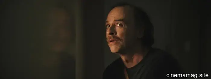 Peeping Todd Director Josh Munds sobre Exponer el Musical Pervertido para que Todos lo Vean