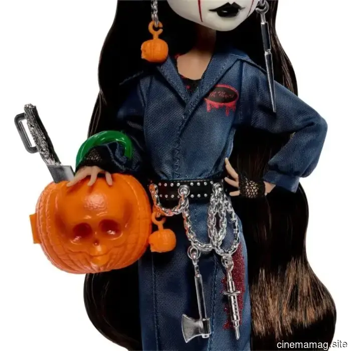 Michael Myers encounters Monster High with the Skullector Halloween II doll.