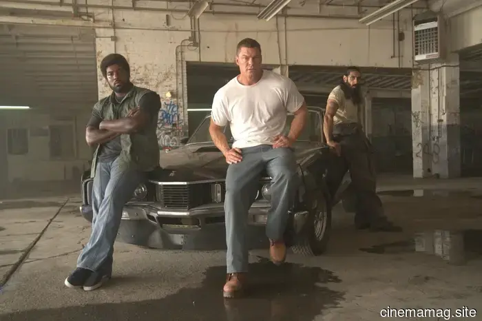 Nuevo tráiler del thriller de acción ambientado en los años 70 Motor City protagonizado por Alan Ritchson