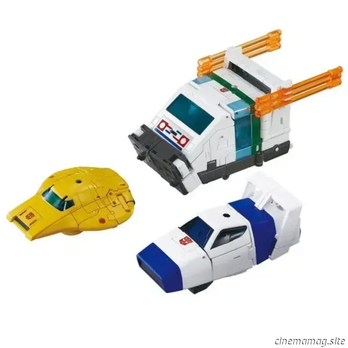 Pre-orders are now open for the Transformers Takara Tomy Missing Link Arcee and Dramatic Capture Cybertron Chase figures.