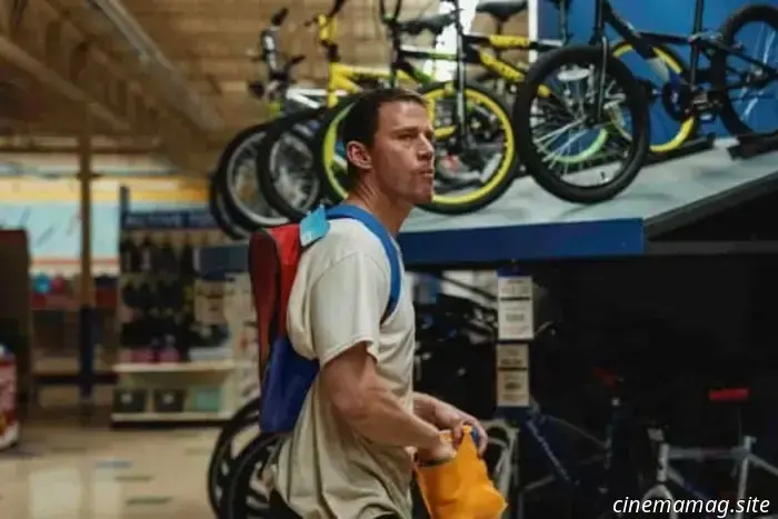 The initial trailer for the crime comedy Roofman featuring Channing Tatum has been released.