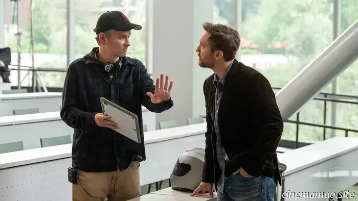 Mike Schur, creatore di A Man on the Inside, sui passaggi da SNL a The Office fino alla storia della televisione