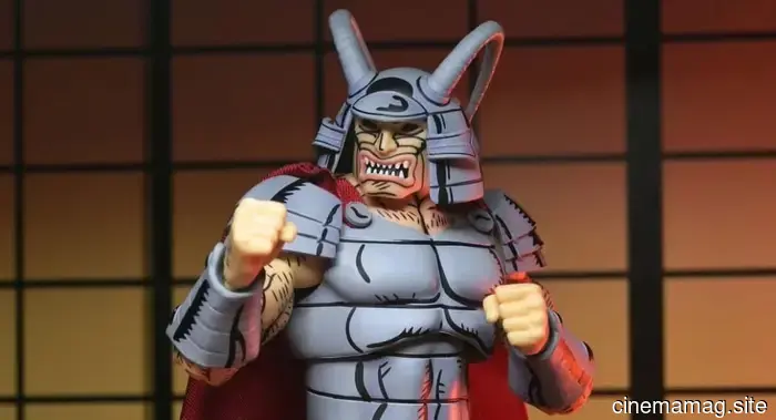 Savanti Romero indossa il suo travestimento da Signore della Guerra per le nuove Tartarughe Ninja di NECA.