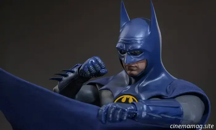 El Batman de Michael Keaton luce el traje azul y gris de The Flash con la nueva figura de Hot Toys.