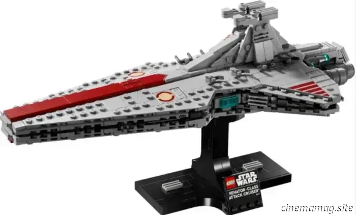 Компания LEGO официально представила три новых дополнения к теме LEGO Star Wars на зиму 2026 года: среднемасштабный шагоход AT‑AT из фильма «Звёздные войны: Эпизод V — Империя наносит ответный удар» и атакующий крейсер класса Venator из «Звёздные войны: Эпизод III — Месть ситхов», а также собираемую модель очаровательного астромеха BB‑8 из «Звёздные войны: Пробуждение силы»; смотрите промоизображения и подробности здесь…

Принесите драму Сражения на Хоте в свой дом с этим динамичным набором для сборки AT‑AT для взрослых (75440). Воссоздайте аутентичные детали культового шагохода AT‑AT, развернутого наземными войсками Галактической Империи. Добавьте сноуспидер Повстанцев в полёте, обматывающий свой буксировочный трос вокруг ног AT‑AT, как в захватывающей сцене из «Империи наносит ответный удар». Наслаждайтесь приятным временем, погружаясь в эту ностальгическую и вознаграждающую сборку, и выставьте свою работу на подставке с табличкой с названием.
Отличное угощение для себя или подарок другим взрослым фанатам и коллекционерам, этот набор дополняет среднемасштабные собираемые модели в Коллекции Звёздолётов LEGO® Star Wars™.
Стройте умнее с приложением LEGO Builder — увеличивайте, вращайте в 3D, отслеживайте прогресс и следуйте пошаговым цифровым инструкциям. В наборе 525 деталей.
НАБОР ДЛЯ ВЗРОСЛЫХ – Станьте свидетелем действий Сражения на Хоте из «Звёздные войны: Империя наносит ответный удар» с этим среднемасштабным модельным набором LEGO® Star Wars™ для сборки и демонстрации шагохода AT‑AT (75440) и сноуспидера
ПЕРЕДАЙТЕ ДРАМУ – Создайте динамичную сцену из кирпичиков LEGO®, где сноуспидер обматывает свой буксировочный трос вокруг ног AT‑AT, пытаясь его опрокинуть
РАЗРАБОТАН ДЛЯ ДЕМОНСТРАЦИИ – Покажите своё творение на собираемой подставке с табличкой
РАСШИРЬТЕ КОЛЛЕКЦИЮ – Этот коллекционный набор дополняет ассортимент среднемасштабных собираемых моделей культовых звёздолётов LEGO® Star Wars™
ПОДАРОК ДЛЯ ВЗРОСЛЫХ ФАНАТОВ – Побалуйте себя или подарите этот набор LEGO® творческому другу, который любит классическую трилогию Star Wars™
3D ИНСТРУКЦИИ ДЛЯ СБОРКИ – Приготовьтесь собирать как никогда раньше с приложением LEGO® Builder, где можно сохранять наборы, отслеживать прогресс, увеличивать и вращать модель с помощью 3D‑инструкций
ИЗ ГАЛАКТИКИ ДАЛЁКО, ДАЛЁКОЙ — В ВАШ ДОМ – Коллекционные наборы LEGO® Star Wars™ для взрослых созданы для людей, которые любят творческую деятельность руками, чтобы расслабиться и восстановить силы
РАЗМЕРЫ – AT‑AT в этом наборе из 525 деталей имеет высоту более 6,5 дюйма (17 см), длину 7,5 дюйма (19 см) и ширину 4,5 дюйма (11 см) и станет эффектным украшением рабочего стола

Продемонстрируйте обтекаемый дизайн атакующего крейсера класса Venator с этим набором для сборки модели звёздолёта (75441). Используйте кирпичики LEGO®, чтобы воссоздать характерный силуэт и аутентичные детали одного из самых универсальных кораблей флота Галактической Республики. Переживите сцены из «Звёздные войны: Месть ситхов», погрузившись в эту сложную и вознаграждающую сборку. Гордо выставьте впечатляющий Атакующий крейсер на собираемой подставке с табличкой с названием.
В составе среднемасштабной Коллекции звёздолётов LEGO Star Wars™ этот набор станет отличным подарком для вас или других взрослых поклонников приквелов.
Наслаждайтесь расширенными возможностями сборки с приложением LEGO Builder — увеличение и вращение с 3D‑инструкциями, сохранение и отслеживание прогресса — всё в приложении. В наборе 643 детали.
НАБОР ДЛЯ СБОРКИ МОДЕЛИ ЗВЁЗДОЛЁТА – Постройте и выставьте среднемасштабную модель атакующего крейсера класса Venator (75441), как в «Звёздные войны: Месть ситхов»
АУТЕНТИЧНЫЕ ДЕТАЛИ – Передайте обтекаемый силуэт и характерные отметки культового крейсера класса Venator с помощью кирпичиков LEGO®
РАЗРАБОТАН ДЛЯ ДЕМОНСТРАЦИИ – Покажите своё творение на собираемой подставке с табличкой, и поднимите верхнюю секцию, чтобы открыть ангар
РАСШИРЬТЕ КОЛЛЕКЦИЮ – Этот набор является частью коллекционной серии среднемасштабных собираемых моделей культовых звёздолётов Star Wars™
ПОДАРОК ДЛЯ ВЗРОСЛЫХ – Побалуйте себя или подарите этот набор LEGO® другому фанату приквелов Star Wars™ или любому коллекционеру LEGO Star Wars
3D ИНСТРУКЦИИ ДЛЯ СБОРКИ – С приложением LEGO® Builder вы можете собирать модели, используя 3D‑инструкции, отслеживать прогресс и сохранять все свои наборы в приложении
ИЗ ГАЛАКТИКИ ДАЛЁКО, ДАЛЁКОЙ — В ВАШ ДОМ – Коллекционные наборы LEGO® Star Wars™ для взрослых (продаются отдельно) созданы для людей, которые любят ручную, вдумчивую творческую деятельность для расслабления
РАЗМЕРЫ – Эта собираемая модель Звёздного Разрушителя из 643 деталей имеет высоту более 6 дюймов (15 см), длину 12 дюймов (31 см) и ширину 6 дюймов (16 см) и станет эффектным элементом декора

Добавьте максимум милоты с этим головокружительным набором LEGO® Star Wars™ — BB‑8™ Астромех для детей. Используйте кирпичики LEGO, чтобы передать аутентичные детали культового дроида, как в «Звёздные войны: Пробуждение силы». Катайте BB‑8 по ровной поверхности, и его голова будет вращаться в разных направлениях. Откройте люк на корпусе BB‑8, чтобы увидеть «горелочный» манипулятор, подобный тому, которым он показал Финну «палец вверх».
Разместите собираемую модель рядом с информационной табличкой BB‑8 и фигуркой BB‑8 стандартного размера, чтобы создать милый декор Star Wars, который вызовет улыбку у любого фаната.
Этот игровой конструктор станет отличным подарком для детей — мальчиков и девочек — от 10 лет и старше. Они также могут наслаждаться интуитивной сборкой с помощью приложения LEGO Builder, увеличивая и вращая в 3D, сохраняя и отслеживая прогресс — всё в приложении. В наборе 569 деталей.
ДЕКОР STAR WARS™ – Создайте игривую витрину с этим набором LEGO® для сборки дроида‑астромеха BB‑8 (75452) для детей от 10 лет
ДИНАМИЧНАЯ ДЕМОНСТРАЦИЯ – Катайте BB‑8 по ровной поверхности, чтобы его голова автоматически вращалась в произвольных направлениях
СКРЫТАЯ ФУНКЦИЯ – Откройте люк на корпусе BB‑8, чтобы увидеть «горелочный» манипулятор, похожий на тот, которым он сделал Финну «палец вверх» в «Пробуждении силы»
ФИГУРКА BB‑8 LEGO® – Выставьте основную собираемую модель вместе с информационной табличкой BB‑8 и фигуркой BB‑8 стандартного размера
ПОДАРОК ДЛЯ ДЕТЕЙ – Этот игровой набор станет милым подарком для мальчиков, девочек и всех поклонников LEGO® Star Wars™ от 10 лет и старше
ЦИФРОВЫЕ ИНСТРУКЦИИ ДЛЯ СБОРКИ – Приложение LEGO® Builder проведёт вашего ребёнка по увлекательному пути сборки, позволяя увеличивать и вращать наборы с помощью 3D‑инструкций, а также сохранять и отслеживать прогресс
ВСТРЕТЬТЕ БОЛЬШЕ ДРОИДОВ – BB‑8 соответствует масштабу с R2‑D2™ (75379), C‑3PO (75398) и другими собираемыми дроидами LEGO® Star Wars™, все продаются отдельно
РАЗМЕРЫ – Фигурка BB‑8 в этом наборе из 569 деталей имеет высоту более 3,5 дюйма (9 см)