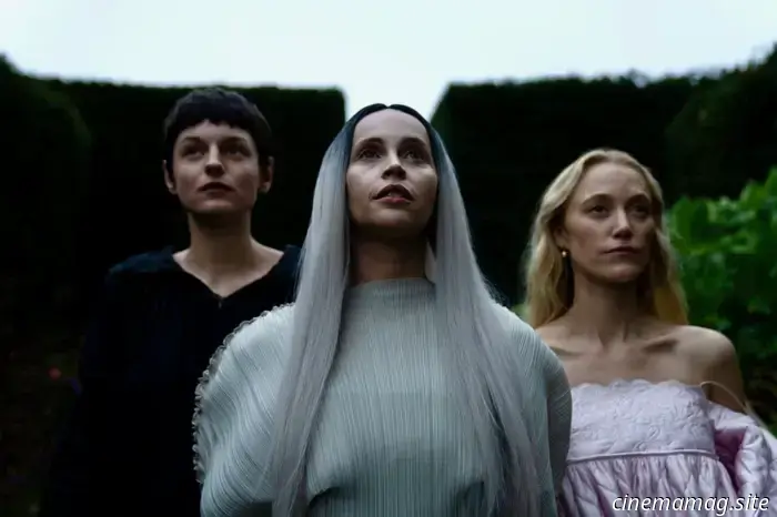 Primo trailer di 100 Nights of Hero con Maika Monroe, Emma Corrin, Nicholas Galitzine e Charli XCX