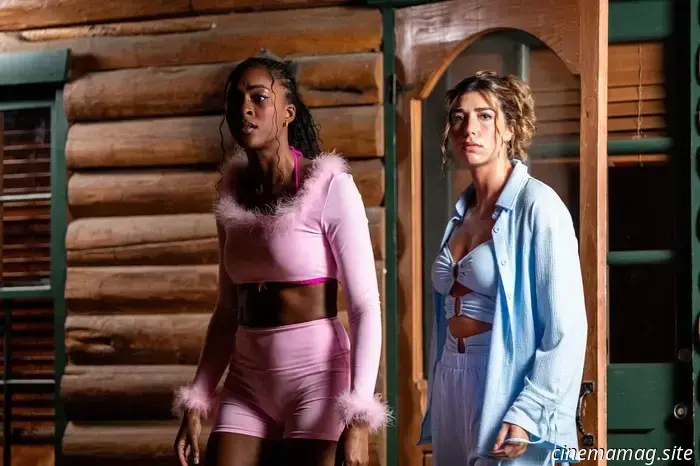 Los influencers se topan con un asesino enmascarado en el tráiler de Glamping de Tubi.