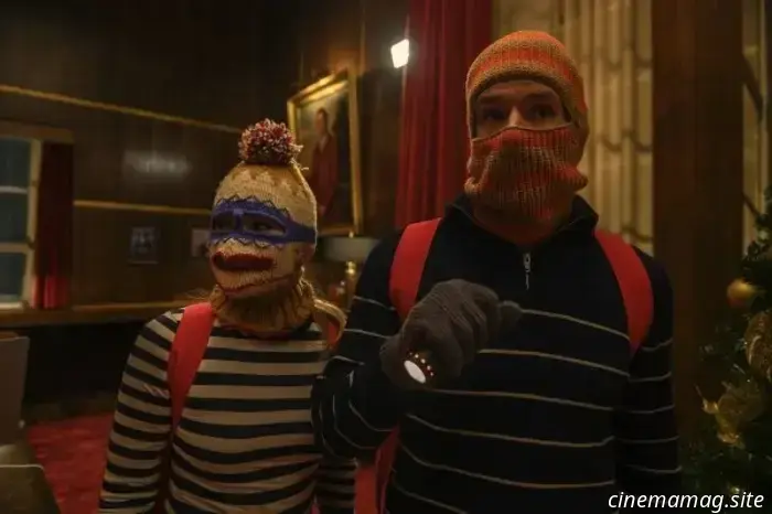 Olivia Holt e Connor Swindells organizzano un colpo "Jingle Bell" nel trailer della commedia criminale natalizia di Netflix.