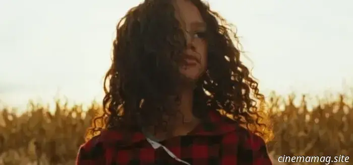 Una giovane ragazza viene seguita in un misterioso campo di mais nel trailer di The Rows