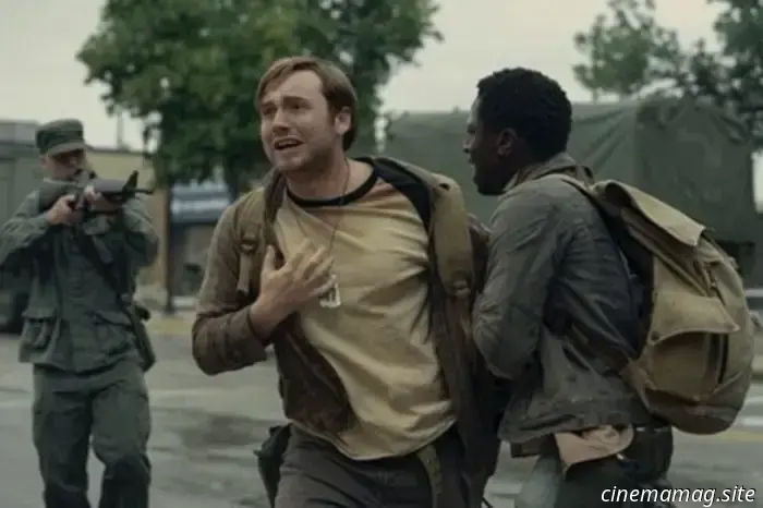En el último tráiler de la adaptación de Stephen King, La caminata larga, hay más que ampollas de qué preocuparse.