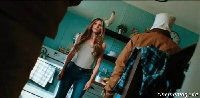 Una giovane ragazza viene seguita in un misterioso campo di mais nel trailer di The Rows