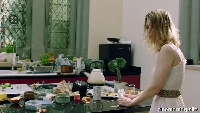 En 'Sleepeater', dos mujeres rechazan el papel de cuidadora — y toman la casa de papá en su lugar.