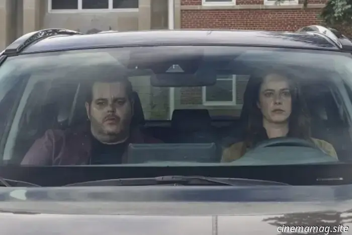 Kaya Scodelario e Josh Gad si mettono nei guai nel trailer di Adulthood