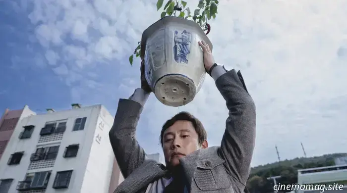 In the trailer for Park Chan-wook's black comedy thriller, Lee Byung-hun finds himself without any alternatives.