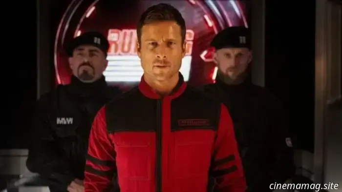 Перед выходом на этой неделе Paramount Pictures поделилась финальным трейлером масштабной рекламной кампании предстоящей экранизации Стивена Кинга Эдгара Райта «Бегущий человек».

В главной роли — самый обсуждаемый сейчас Глен Пауэлл; этот экшн-триллер рассказывает о Бене Ричардсе, мужчине, отчаянно пытающемся спасти жизнь своей дочери, который вступает в смертельно опасное игровое шоу, где участники преследуются профессиональными убийцами ради шанса выиграть огромную денежную награду, если им удастся уйти от охотников и выжить в течение 30 дней.

В составе актёрского ансамбля вместе с Пауэллом — Уильям Х. Мэйси, Ли Пейс, Эмилия Джонс, Майкл Сера, Дэниел Эзра, Джейм Лоусон, Колман Доминго и Джош Бролин.

В недалёком будущем шоу «Бегущий человек» — самое рейтинговое телешоу: смертельное соревнование, где участники, известные как Бегуны, должны продержаться 30 дней, пока за ними охотятся профессиональные убийцы; каждое их движение транслируется кровожадной публике, а с каждым днём растёт денежный приз. Отчаявшись спасти больную дочь, представитель рабочего класса Бен Ричардс (Глен Пауэлл) под влиянием обаятельного, но безжалостного продюсера шоу Дэна Киллиана (Джош Бролин) соглашается вступить в игру как последняя надежда. Но упрямство Бена, его инстинкты и стойкость делают его неожиданно любимцем публики — и угрозой для всей системы. По мере того как рейтинг взлетает, растёт и опасность, и Бену придётся перехитрить не только охотников, но и нацию, одержимую наблюдением за его падением.

СМОТРИТЕ ТАКЖЕ: Сможет ли Эдгар Райт покорить Америку с «Бегущим человеком»?

«Бегущий человек» выходит 12 ноября в Великобритании и 14 ноября в США.