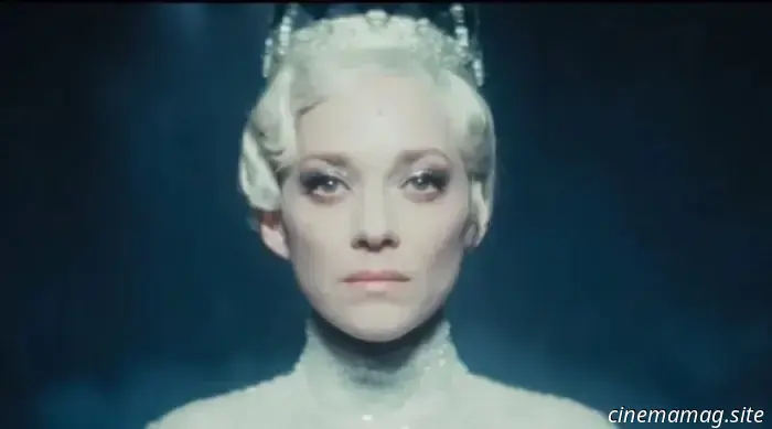 Накануне британского релиза в ноябре выпущены новый трейлер и постер фэнтезийной драмы «Ледяная башня», действие которой разворачивается в 1970‑е годы.
Режиссёр — Люсиль Хадзихалилович; в фильме подростковая сирота увлекается соблазнительной исполнительницей главной роли в постановке «Снежной королевы», прячась на киностудии.
В главных ролях Марион Котийяр и Клара Пачини; в актёрский состав также входят Аугуст Диль, Дуния Сичов и Гаспар Ноэ; смотрите новый трейлер ниже…
Жанна, пятнадцатилетняя сирота, становится свидетелем съёмок экранизации сказки «Снежная королева» и очаровывается её звездой — Кристиной, актрисой, такой же загадочной и притягательной, как та Королева, которую она играет.
СМОТРИТЕ ТАКЖЕ: прочитайте наш ★★★★ обзор «Ледяной башни» здесь
«Ледяная башня» уже вышла в США и выйдет в британский прокат 21 ноября.