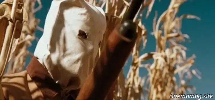 Una giovane ragazza viene seguita in un misterioso campo di mais nel trailer di The Rows