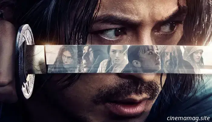 A menos de tres semanas de que Last Samurai Standing llegue a Netflix, la plataforma ha compartido un nuevo tráiler de la serie dramática de acción japonesa ambientada en el siglo XIX.

Basada en la novela homónima de Shogo Imamura y su adaptación al manga, la serie sigue a Shujiro Saga (Junichi Okada) cuando entra en un despiadado juego en el que 292 guerreros sedientos de sangre compiten entre sí para llegar a Tokio desde su punto de partida en el templo Tenryuji de Kioto, con el fin de ganar un enorme premio en metálico.

El reparto incluye a Junichi Okada, Yumia Fujisaki, Kaya Kiyohara, Masahiro Higashide, Shota Sometani, Taichi Saotome, Yuya Endo, Yasushi Fuchikami, Jyo Kairi, Takayuki Yamada, Wataru Ichinose, Riho Yoshioka, Kazunari Ninomiya, Hiroshi Tamaki y Hideaki Ito. Echa un vistazo al nuevo tráiler a continuación…

A finales del siglo XIX, durante el periodo Meiji, 292 guerreros, entre ellos Shujiro Saga (Junichi Okada), se reúnen en el templo Tenryuji de Kioto al caer la noche, atraídos por la promesa de un enorme premio en metálico. A cada uno se le entrega una placa de madera y participan en un juego despiadado en el que deben robar las placas de sus compañeros y llegar a Tokio para ganar el premio. Bajo el velo de la noche, los terrenos del templo se llenan de inquietud y de la presencia de guerreros sedientos de sangre. Cuando se da la señal para comenzar el juego, los combatientes se lanzan a su implacable lucha por la supervivencia.

Last Samurai Standing llega a Netflix el 13 de noviembre.
