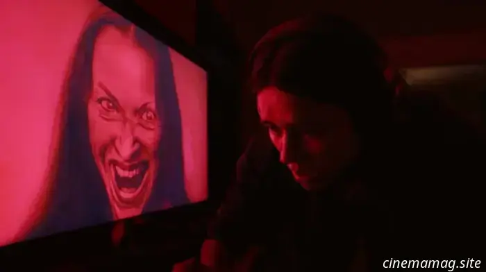 Нина Кири играет роль паранормального подкастера в ужасе Black Fawn The Undertone.