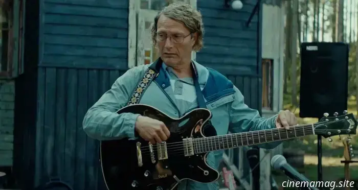 Reseña de Venecia: The Last Viking es una oda a los excéntricos, a Mads Mikkelsen y a los Beatles