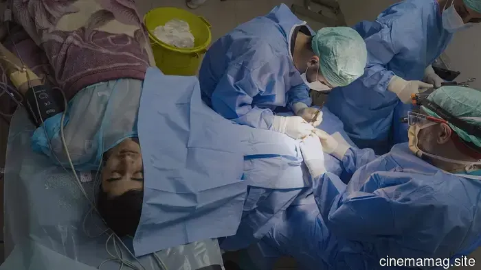 Il dottore americano cerca di raccontare una storia reale e non censurata delle atrocità a Gaza