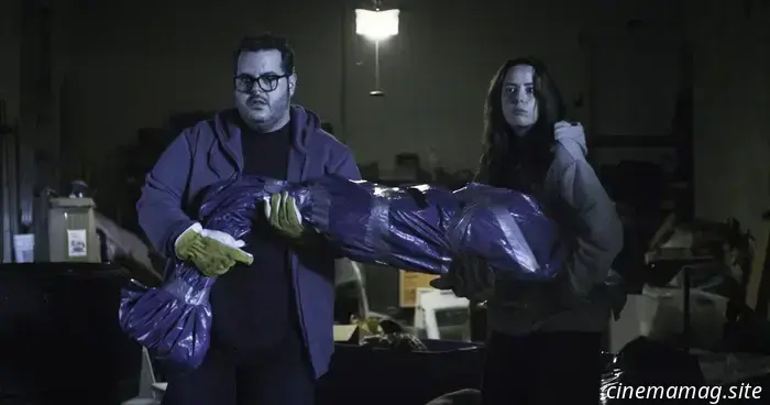 Kaya Scodelario e Josh Gad si mettono nei guai nel trailer di Adulthood