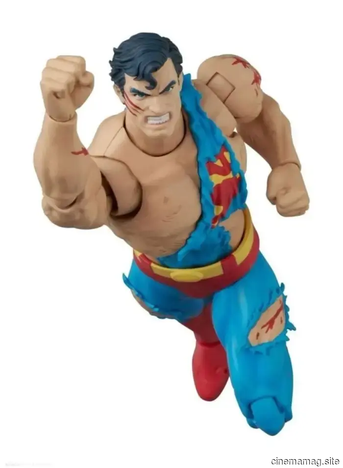 Medicom presenta las figuras MAFEX de Superman dañado en batalla y Doomsday de La muerte de Superman.