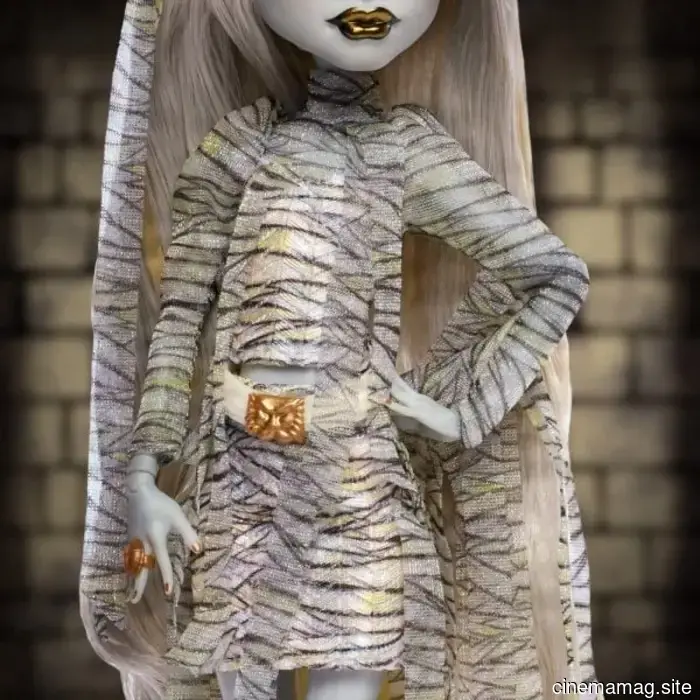 The Universal Monsters receive the Monster High Skullector makeover featuring dolls of Dracula, Frankenstein, and The Mummy.