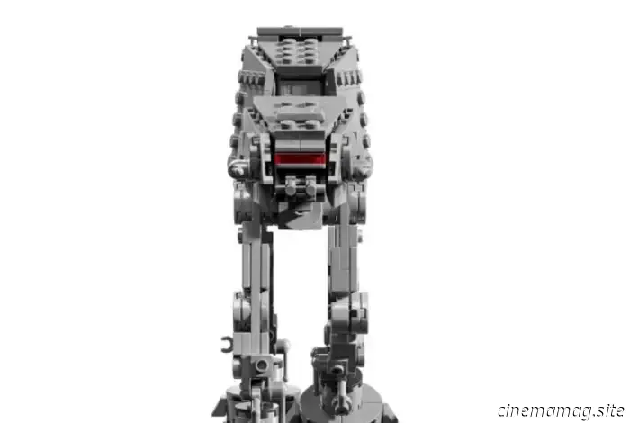 Компания LEGO официально представила три новых дополнения к теме LEGO Star Wars на зиму 2026 года: среднемасштабный шагоход AT‑AT из фильма «Звёздные войны: Эпизод V — Империя наносит ответный удар» и атакующий крейсер класса Venator из «Звёздные войны: Эпизод III — Месть ситхов», а также собираемую модель очаровательного астромеха BB‑8 из «Звёздные войны: Пробуждение силы»; смотрите промоизображения и подробности здесь…

Принесите драму Сражения на Хоте в свой дом с этим динамичным набором для сборки AT‑AT для взрослых (75440). Воссоздайте аутентичные детали культового шагохода AT‑AT, развернутого наземными войсками Галактической Империи. Добавьте сноуспидер Повстанцев в полёте, обматывающий свой буксировочный трос вокруг ног AT‑AT, как в захватывающей сцене из «Империи наносит ответный удар». Наслаждайтесь приятным временем, погружаясь в эту ностальгическую и вознаграждающую сборку, и выставьте свою работу на подставке с табличкой с названием.
Отличное угощение для себя или подарок другим взрослым фанатам и коллекционерам, этот набор дополняет среднемасштабные собираемые модели в Коллекции Звёздолётов LEGO® Star Wars™.
Стройте умнее с приложением LEGO Builder — увеличивайте, вращайте в 3D, отслеживайте прогресс и следуйте пошаговым цифровым инструкциям. В наборе 525 деталей.
НАБОР ДЛЯ ВЗРОСЛЫХ – Станьте свидетелем действий Сражения на Хоте из «Звёздные войны: Империя наносит ответный удар» с этим среднемасштабным модельным набором LEGO® Star Wars™ для сборки и демонстрации шагохода AT‑AT (75440) и сноуспидера
ПЕРЕДАЙТЕ ДРАМУ – Создайте динамичную сцену из кирпичиков LEGO®, где сноуспидер обматывает свой буксировочный трос вокруг ног AT‑AT, пытаясь его опрокинуть
РАЗРАБОТАН ДЛЯ ДЕМОНСТРАЦИИ – Покажите своё творение на собираемой подставке с табличкой
РАСШИРЬТЕ КОЛЛЕКЦИЮ – Этот коллекционный набор дополняет ассортимент среднемасштабных собираемых моделей культовых звёздолётов LEGO® Star Wars™
ПОДАРОК ДЛЯ ВЗРОСЛЫХ ФАНАТОВ – Побалуйте себя или подарите этот набор LEGO® творческому другу, который любит классическую трилогию Star Wars™
3D ИНСТРУКЦИИ ДЛЯ СБОРКИ – Приготовьтесь собирать как никогда раньше с приложением LEGO® Builder, где можно сохранять наборы, отслеживать прогресс, увеличивать и вращать модель с помощью 3D‑инструкций
ИЗ ГАЛАКТИКИ ДАЛЁКО, ДАЛЁКОЙ — В ВАШ ДОМ – Коллекционные наборы LEGO® Star Wars™ для взрослых созданы для людей, которые любят творческую деятельность руками, чтобы расслабиться и восстановить силы
РАЗМЕРЫ – AT‑AT в этом наборе из 525 деталей имеет высоту более 6,5 дюйма (17 см), длину 7,5 дюйма (19 см) и ширину 4,5 дюйма (11 см) и станет эффектным украшением рабочего стола

Продемонстрируйте обтекаемый дизайн атакующего крейсера класса Venator с этим набором для сборки модели звёздолёта (75441). Используйте кирпичики LEGO®, чтобы воссоздать характерный силуэт и аутентичные детали одного из самых универсальных кораблей флота Галактической Республики. Переживите сцены из «Звёздные войны: Месть ситхов», погрузившись в эту сложную и вознаграждающую сборку. Гордо выставьте впечатляющий Атакующий крейсер на собираемой подставке с табличкой с названием.
В составе среднемасштабной Коллекции звёздолётов LEGO Star Wars™ этот набор станет отличным подарком для вас или других взрослых поклонников приквелов.
Наслаждайтесь расширенными возможностями сборки с приложением LEGO Builder — увеличение и вращение с 3D‑инструкциями, сохранение и отслеживание прогресса — всё в приложении. В наборе 643 детали.
НАБОР ДЛЯ СБОРКИ МОДЕЛИ ЗВЁЗДОЛЁТА – Постройте и выставьте среднемасштабную модель атакующего крейсера класса Venator (75441), как в «Звёздные войны: Месть ситхов»
АУТЕНТИЧНЫЕ ДЕТАЛИ – Передайте обтекаемый силуэт и характерные отметки культового крейсера класса Venator с помощью кирпичиков LEGO®
РАЗРАБОТАН ДЛЯ ДЕМОНСТРАЦИИ – Покажите своё творение на собираемой подставке с табличкой, и поднимите верхнюю секцию, чтобы открыть ангар
РАСШИРЬТЕ КОЛЛЕКЦИЮ – Этот набор является частью коллекционной серии среднемасштабных собираемых моделей культовых звёздолётов Star Wars™
ПОДАРОК ДЛЯ ВЗРОСЛЫХ – Побалуйте себя или подарите этот набор LEGO® другому фанату приквелов Star Wars™ или любому коллекционеру LEGO Star Wars
3D ИНСТРУКЦИИ ДЛЯ СБОРКИ – С приложением LEGO® Builder вы можете собирать модели, используя 3D‑инструкции, отслеживать прогресс и сохранять все свои наборы в приложении
ИЗ ГАЛАКТИКИ ДАЛЁКО, ДАЛЁКОЙ — В ВАШ ДОМ – Коллекционные наборы LEGO® Star Wars™ для взрослых (продаются отдельно) созданы для людей, которые любят ручную, вдумчивую творческую деятельность для расслабления
РАЗМЕРЫ – Эта собираемая модель Звёздного Разрушителя из 643 деталей имеет высоту более 6 дюймов (15 см), длину 12 дюймов (31 см) и ширину 6 дюймов (16 см) и станет эффектным элементом декора

Добавьте максимум милоты с этим головокружительным набором LEGO® Star Wars™ — BB‑8™ Астромех для детей. Используйте кирпичики LEGO, чтобы передать аутентичные детали культового дроида, как в «Звёздные войны: Пробуждение силы». Катайте BB‑8 по ровной поверхности, и его голова будет вращаться в разных направлениях. Откройте люк на корпусе BB‑8, чтобы увидеть «горелочный» манипулятор, подобный тому, которым он показал Финну «палец вверх».
Разместите собираемую модель рядом с информационной табличкой BB‑8 и фигуркой BB‑8 стандартного размера, чтобы создать милый декор Star Wars, который вызовет улыбку у любого фаната.
Этот игровой конструктор станет отличным подарком для детей — мальчиков и девочек — от 10 лет и старше. Они также могут наслаждаться интуитивной сборкой с помощью приложения LEGO Builder, увеличивая и вращая в 3D, сохраняя и отслеживая прогресс — всё в приложении. В наборе 569 деталей.
ДЕКОР STAR WARS™ – Создайте игривую витрину с этим набором LEGO® для сборки дроида‑астромеха BB‑8 (75452) для детей от 10 лет
ДИНАМИЧНАЯ ДЕМОНСТРАЦИЯ – Катайте BB‑8 по ровной поверхности, чтобы его голова автоматически вращалась в произвольных направлениях
СКРЫТАЯ ФУНКЦИЯ – Откройте люк на корпусе BB‑8, чтобы увидеть «горелочный» манипулятор, похожий на тот, которым он сделал Финну «палец вверх» в «Пробуждении силы»
ФИГУРКА BB‑8 LEGO® – Выставьте основную собираемую модель вместе с информационной табличкой BB‑8 и фигуркой BB‑8 стандартного размера
ПОДАРОК ДЛЯ ДЕТЕЙ – Этот игровой набор станет милым подарком для мальчиков, девочек и всех поклонников LEGO® Star Wars™ от 10 лет и старше
ЦИФРОВЫЕ ИНСТРУКЦИИ ДЛЯ СБОРКИ – Приложение LEGO® Builder проведёт вашего ребёнка по увлекательному пути сборки, позволяя увеличивать и вращать наборы с помощью 3D‑инструкций, а также сохранять и отслеживать прогресс
ВСТРЕТЬТЕ БОЛЬШЕ ДРОИДОВ – BB‑8 соответствует масштабу с R2‑D2™ (75379), C‑3PO (75398) и другими собираемыми дроидами LEGO® Star Wars™, все продаются отдельно
РАЗМЕРЫ – Фигурка BB‑8 в этом наборе из 569 деталей имеет высоту более 3,5 дюйма (9 см)