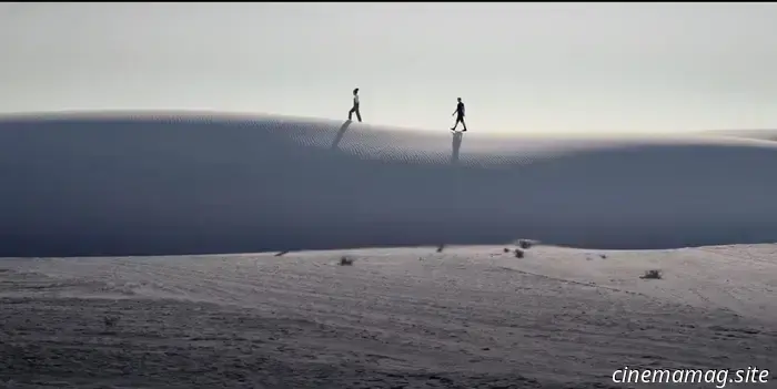 In 'Hello Out There', i cugini cercano di mettersi in contatto con gli UFO — o almeno l'uno con l'altro.