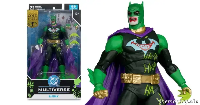 Бэтмен превращается в Джокера с помощью фигурки McFarlane из линейки DC Multiverse: Joker War.