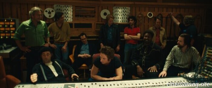 Springsteen: Deliver Me from Nowhere, 2025.
Escrito y dirigido por Scott Cooper.
Protagonizan Jeremy Allen White, Jeremy Strong, Paul Walter Hauser, Stephen Graham, Odessa Young, David Krumholtz, Gaby Hoffmann, Harrison Gilbertson, Grace Gummer, Marc Maron, Matthew Pellicano Jr., Jayne Houdyshell, Jeff Adler, Jimmy Iovine, Chris Jaymes Bartley Booz, Craig Geraghty, Laura Sametz, Vienna Barrus, Vivienne Barrus y Arabella Olivia Clark.
SINOPSIS:
El viaje de Bruce Springsteen mientras crea su álbum de 1982 Nebraska, que surgió mientras grababa Born in the USA con la E Street Band.
Antes de que finalmente se publicara, Bruce Springsteen decidió aparcar una de sus grabaciones más populares, Born in the USA. Interpretado por Jeremy Allen White en Springsteen: Deliver Me from Nowhere, del guionista y director Scott Cooper, esto se debe a que “The Boss” (como todo el mundo llegaría a llamarlo) estaba profundamente aterrado ante la perspectiva de convertirse en un súper famoso y conocido en todos los hogares. Proveniente de un pequeño pueblo de Nueva Jersey, quería quedarse y retirarse allí tras las giras de un álbum anterior exitoso (que contenía éxitos como Born to Run), viviendo con un trauma no procesado y una depresión incapacitante a costa de una infancia infeliz marcada por discusiones domésticas diarias entre sus padres, con un plus de alcoholismo por parte de su padre Douglas (Stephen Graham).
Bruce Springsteen iba a convertirse en mundialmente famoso. No hacía falta dudarlo, y era obvio para todos, desde los ejecutivos del estudio hasta su leal mánager Jon Landau (Jeremy Strong) e incluso un asistente de equipo de alivio cómico (el siempre bienvenido Paul Walter Hauser, que en cierto modo refleja de forma vicaria el papel de un fan viendo esta biopic). Dicho esto, Bruce Springsteen tomó todas las decisiones posibles para retrasar y quizá incluso evitar esta inevitabilidad.
Más preocupado por resolver sus demonios y acceder a un modo sonoro más oscuro, el músico comenzó a inspirarse en películas igualmente sombrías como Badlands de Terrence Malick, en su trauma personal, en problemas no resueltos con su padre, en asuntos comprometidos con una conocida ocasional que rápidamente se convierte en una relación más seria (Faye, interpretada por Odessa Young, que lamentablemente no tiene mucho que hacer aquí y cumple exactamente con la parte que uno esperaría: una divorciada con un hijo que acaba con el corazón roto al dar su confianza), todo ello renunciando a un sonido rock ‘n’ roll a cambio de un estilo folk que iba a resultar divisivo.
Y aunque esta fue una elección creativa consciente, también se percibió como un seguro para evitar que la popularidad de Bruce se disparara aún más. Para 1982 ya era bastante reconocible, lo que solo le permitió retirarse a sus orígenes en el pueblo. También es justo decir que parte de esto tenía que ver con desconectarse de la vida de giras por las grandes ciudades tanto como con atrincherarse en un área familiar con mucho equipaje personal sin resolver, pero el miedo a la fama conforma otra porción importante de la biopic de Scott Cooper, que se basa en la obra de Warren Zanes.
Este enfoque en la creación de un álbum que desafía las expectativas del público mientras busca un sonido específico que es esencialmente lo contrario de lo sobreproducido en un estudio de grabación, insistiendo en transferir audio desnudo desde una cinta casete al disco, es una dinámica interna bienvenida. Bruce insiste en que este álbum folk sería minimalista en términos de producción, centrado en la escritura de las canciones mismas que transmiten un sentido de verdad, mientras que biopics de músicos similares se sienten forzados. Potenciando esto está la tremenda actuación de Jeremy Allen White, que ofrece una interpretación auténtica de la depresión y la inseguridad que se refleja en todo su lenguaje corporal. Incluso cuando conecta con Faye y su hijo, hay un pozo de incertidumbre y dolor bajo esos recuerdos aparentemente felices en formación. Una escena final entre él y su padre sirve como un emotivo crescendo.
Sin embargo, dado que todos los personajes secundarios o subtramas existen meramente para servir a la creación de las canciones del álbum Nebraska, se sienten desatendidos como personas y no están debidamente desarrollados. No hay mucho en esos otros personajes más allá de su valor superficial, lo cual es naturalmente frustrante ya que la película sigue técnicamente los clichés del artista atormentado. Tiene mucho más éxito cuando se mantiene en seguir el proceso creativo de Bruce. Además, parece faltar todo un tercer acto, con la película saltando aleatoriamente diez meses en el tiempo en lugar de mostrar un camino hacia la sanación mental. Aparte de la escena ya mencionada con su padre, no hay mucha recompensa, lo que resulta algo frustrante dado que la película ya es emocionalmente distante a lo largo de su metraje.
Springsteen: Deliver Me from Nowhere no alcanza la grandeza para la que parecía destinada, pero la dolorosa actuación de Jeremy Allen White la eleva un peldaño por encima de la mediocridad.
Valoración de Flickering Myth – Film: ★ ★ ★ / Movie: ★ ★ ★
Robert Kojder