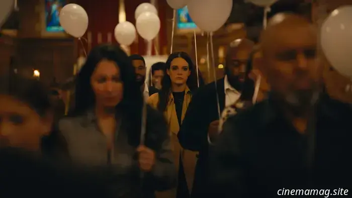 In 'The Mourning Of' di Merced Elizondo, una donna partecipa ai funerali di sconosciuti.