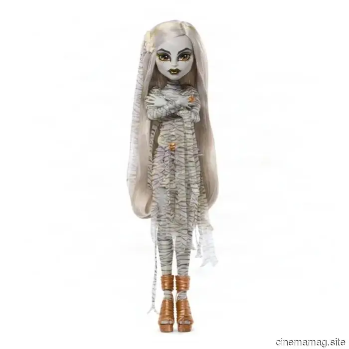 The Universal Monsters receive the Monster High Skullector makeover featuring dolls of Dracula, Frankenstein, and The Mummy.