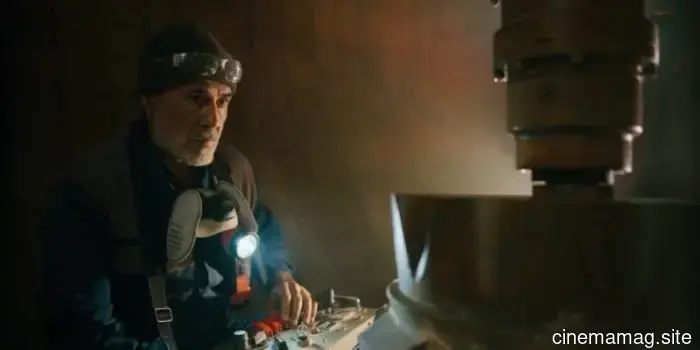 Il trailer 12 12 12 di Apple TV mette Anthony Mackie contro Jamie Dornan