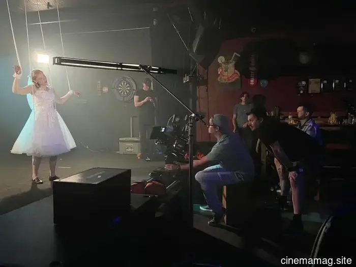 Peeping Todd Director Josh Munds sobre Exponer el Musical Pervertido para que Todos lo Vean
