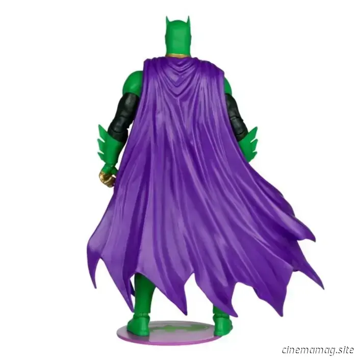 Бэтмен превращается в Джокера с помощью фигурки McFarlane из линейки DC Multiverse: Joker War.