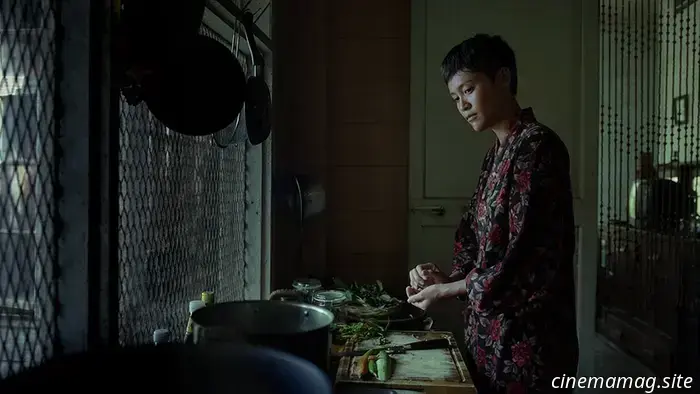 После моей первой в прошлом году поездки на Токийский международный кинофестиваль я отметил, как их приверженность мировым премьерам и новым азиатским голосам эффективно компенсирует суету и драму — стояние в длинных очередях за фильмами, по которым уже сложился критический консенсус, попытки оспорить этот консенсус и редакционное давление, заставляющее отдавать приоритет отдельным фильмам.